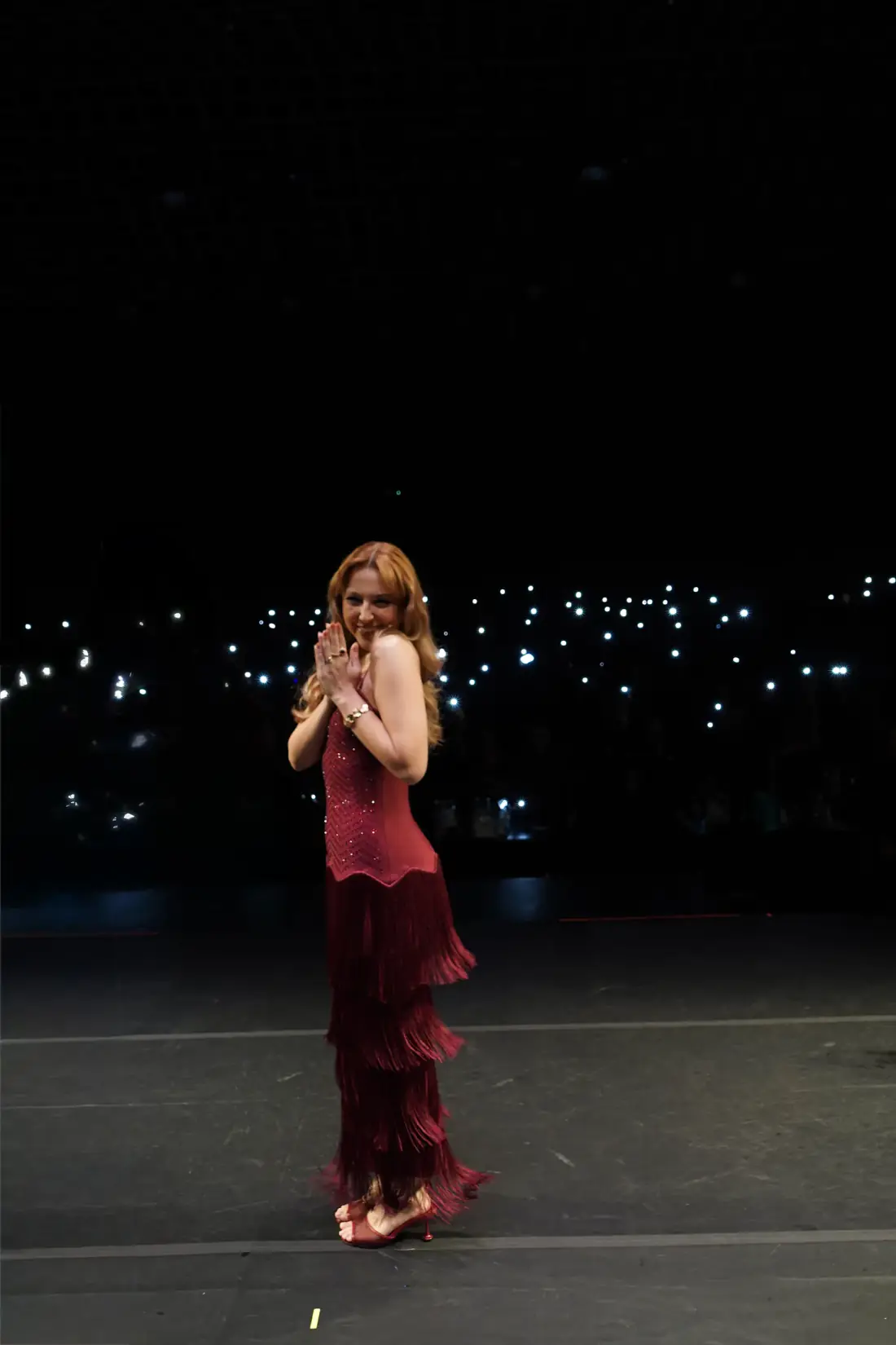 Ana Branco no palco diante das luzes do público