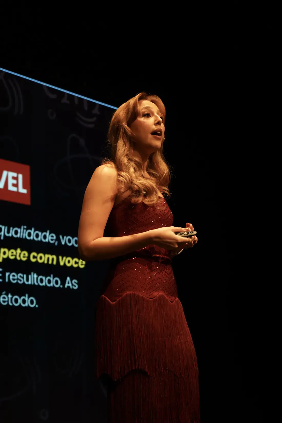 Palestrante explicando um conteúdo no palco